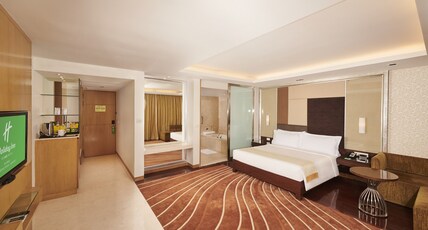 Holiday Inn Mumbai International Airport Room Type - King Bed Suite with Bathtub- Non Smoking Holiday Inn Mumbai International Airport Room Type - King Bed Suite with Bathtub- Non Smoking