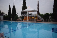 Woods inn Resort (Airport Hotel)