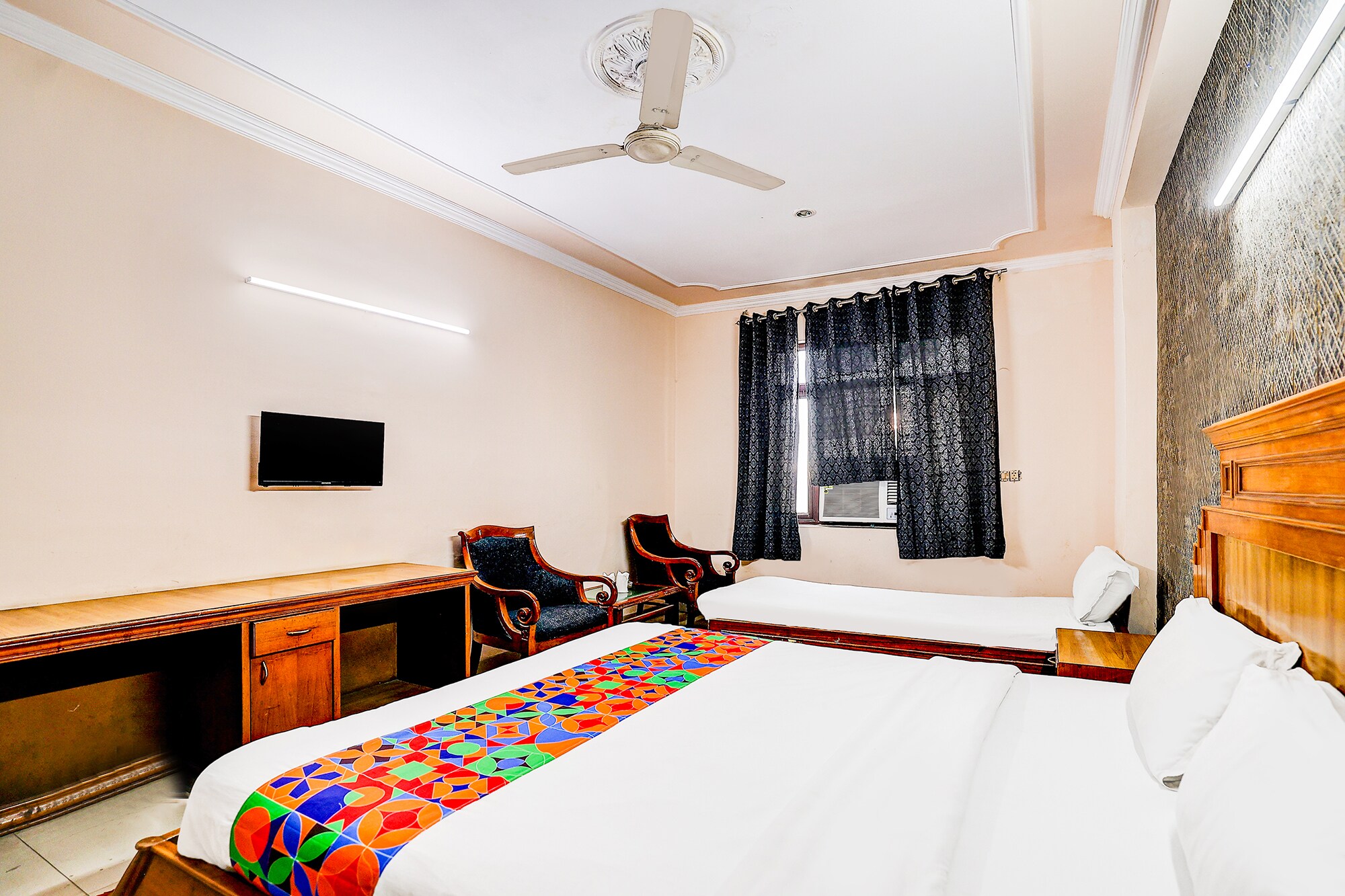 Via Gold Palace - 100 Mtr from Karol Bagh Market - Tap to explore photos
