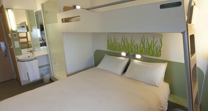ibis budget Cherbourg La Glacerie Room Type - TRIPLE - Room with a large bed and a bunk bed ibis budget Cherbourg La Glacerie Room Type - TRIPLE - Room with a large bed and a bunk bed