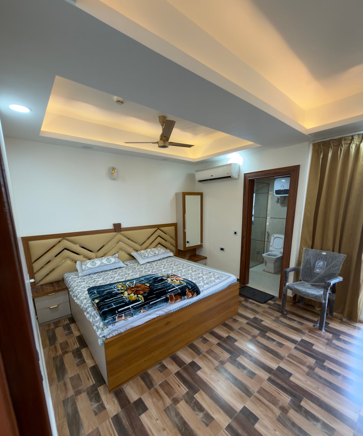 Luxe 3BHK Retreat - Tap to explore photos