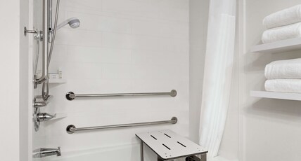 Hampton Inn Oklahoma Cty-I-40 E.(Tinker AFB) Room Type - 1 QN MOB HEAR ACC TUB NS