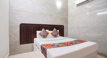 FabHotel Regal I Room Type - Deluxe Room FabHotel Regal I Room Type - Deluxe Room