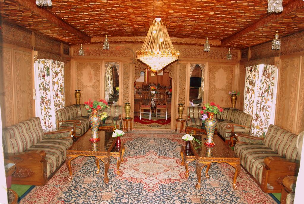 Shalimar Houseboats Srinagar - Tap to explore photos
