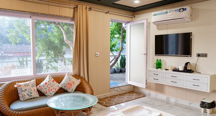 Karwaan- By The Ganges Room Type - Premium Room with Jacuzzi || Ganga View