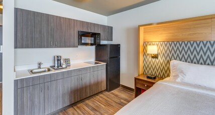 Holiday Inn Hotel & Suites Bellingham, an Ihg Hotel Room Type - 1 King Standard Additional Kitchen Area