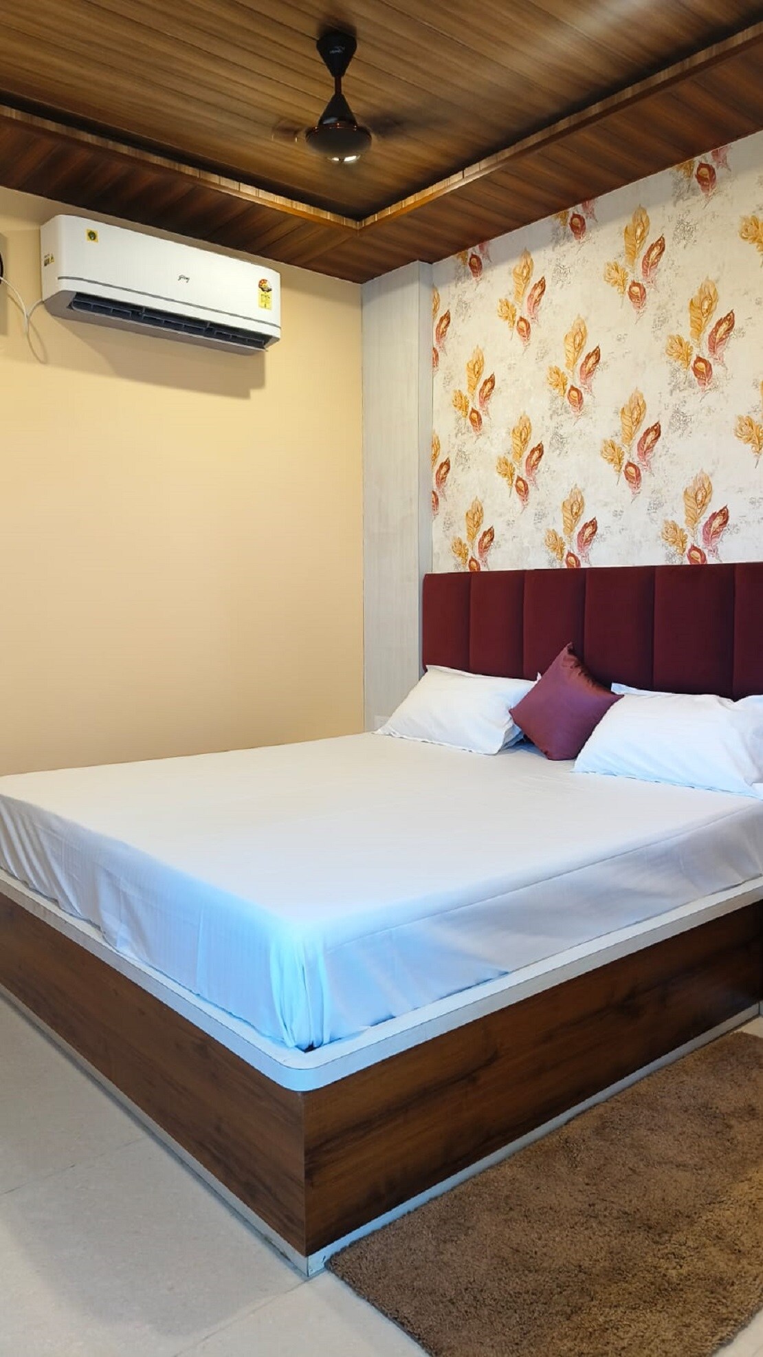 Hotel Jhanshi - Tap to explore photos