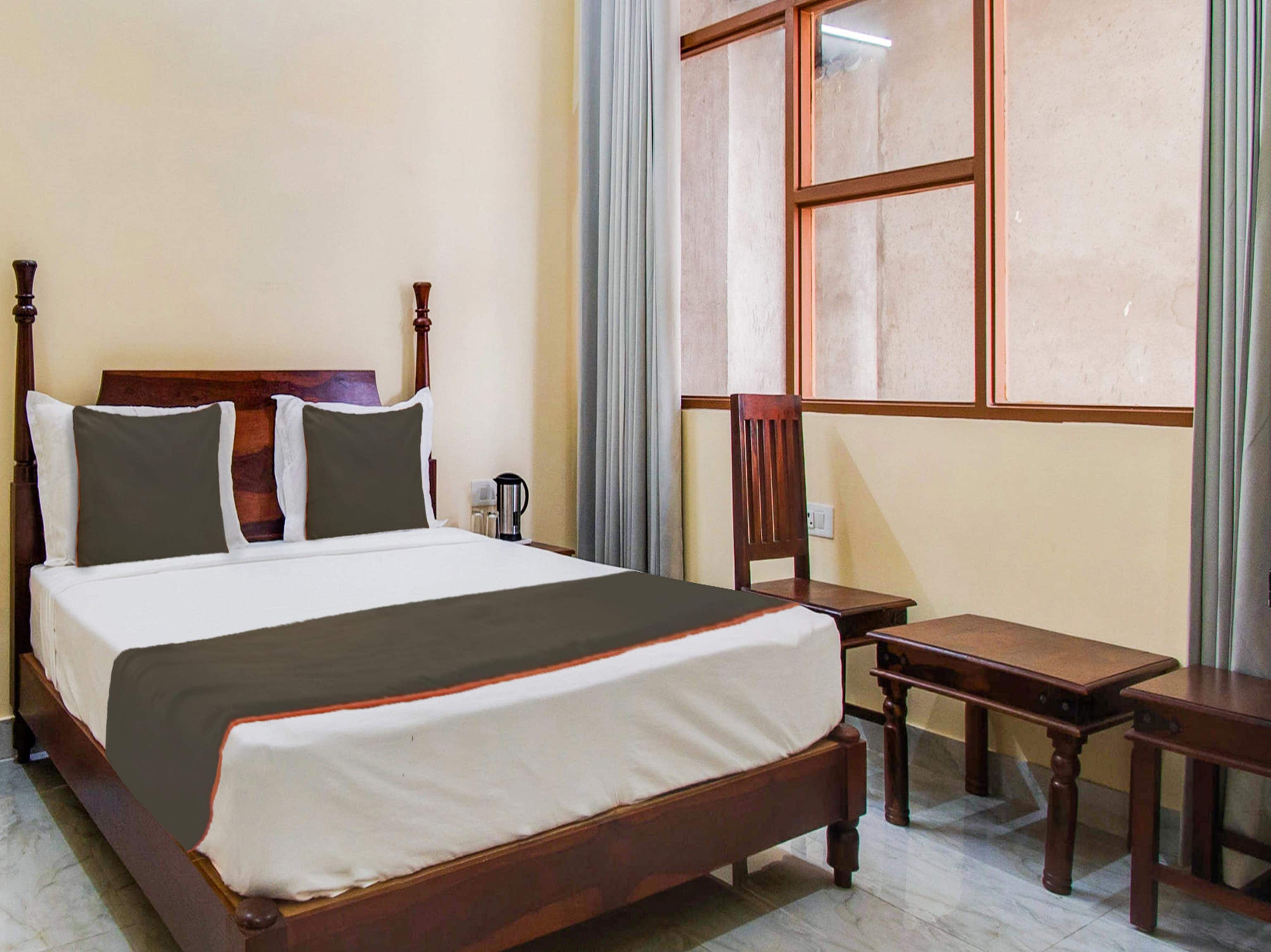 OYO Hotel Umrao opp big tree cafe ajmer road 200ft by pass highway king - Tap to explore photos