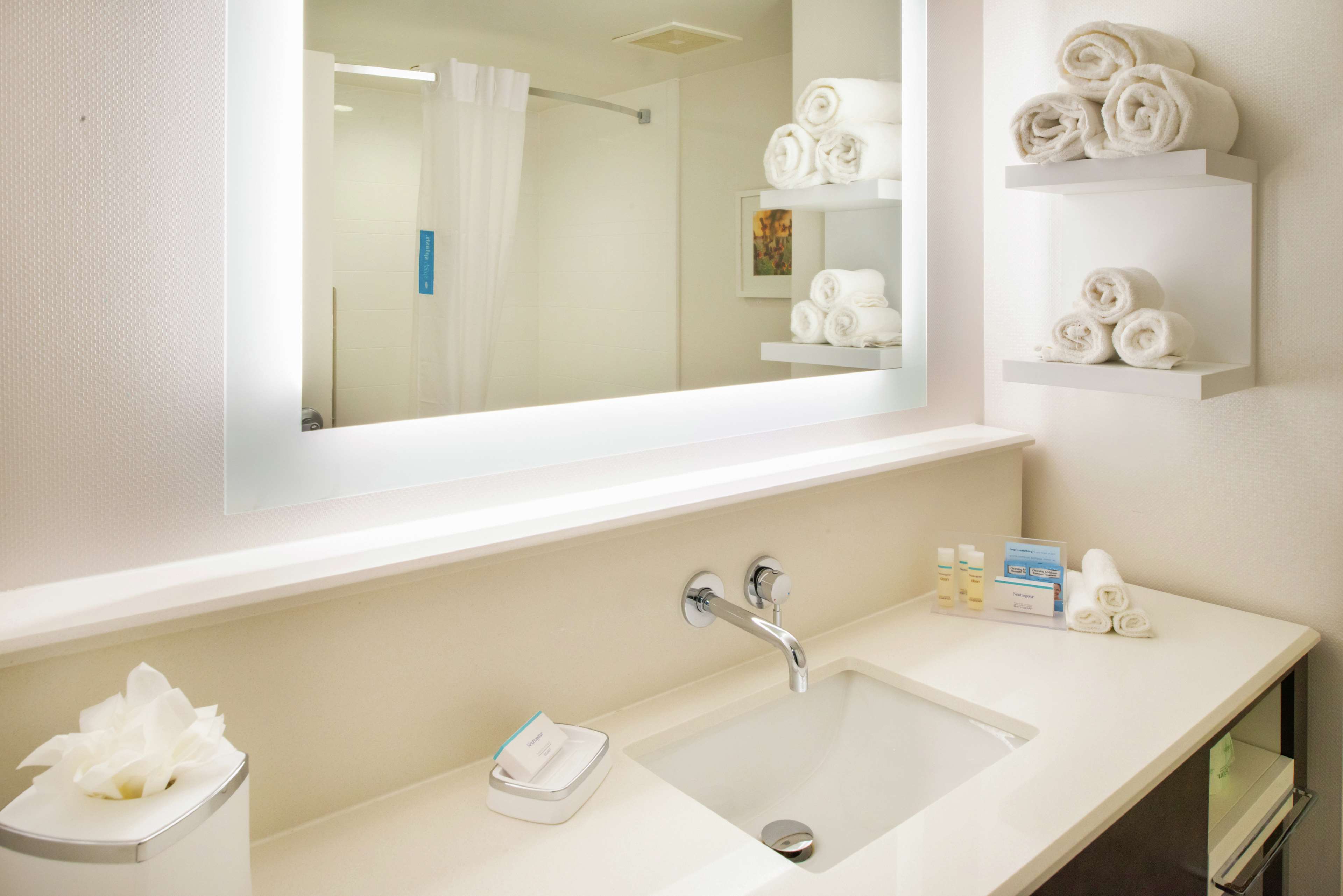 Hampton Inn & Suites by Hilton Legacy Park-Frisco - Tap to explore photos
