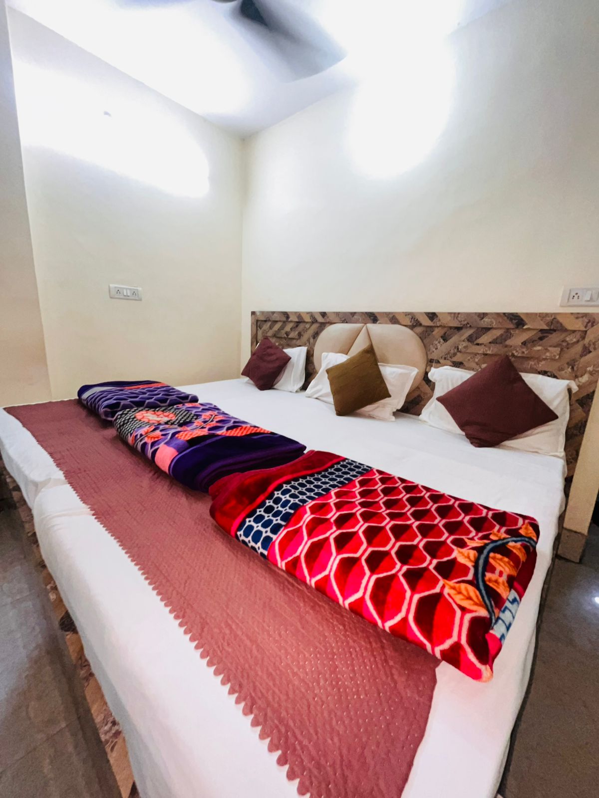 Shiv Gopal (P) Guest House - Tap to explore photos
