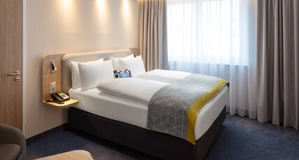 Holiday Inn Express AARBURG - OFTRINGEN Room Type - 1 Queen Standard Single Sofa Bed with Free Breakfast Holiday Inn Express AARBURG - OFTRINGEN Room Type - 1 Queen Standard Single Sofa Bed with Free Breakfast