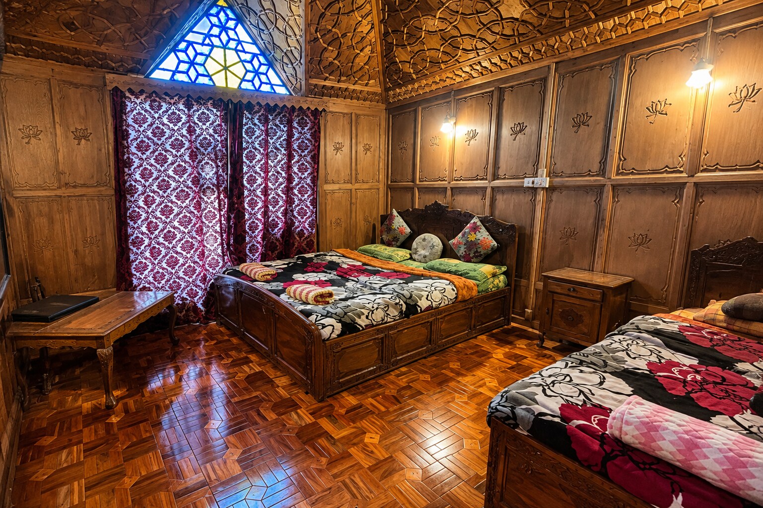 Premium Houseboat Baktoo Palace - Tap to explore photos