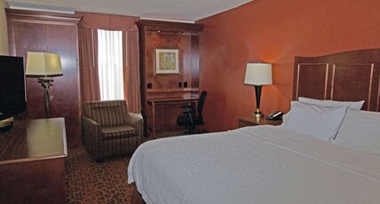 Hampton Inn Norfolk/Chesapeake (Greenbrier Area) Room Type - KING STANDARD-NON SMOKING