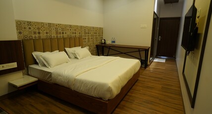 Hotel Vrindavan Room Type - Deluxe Room with Air Conditioning