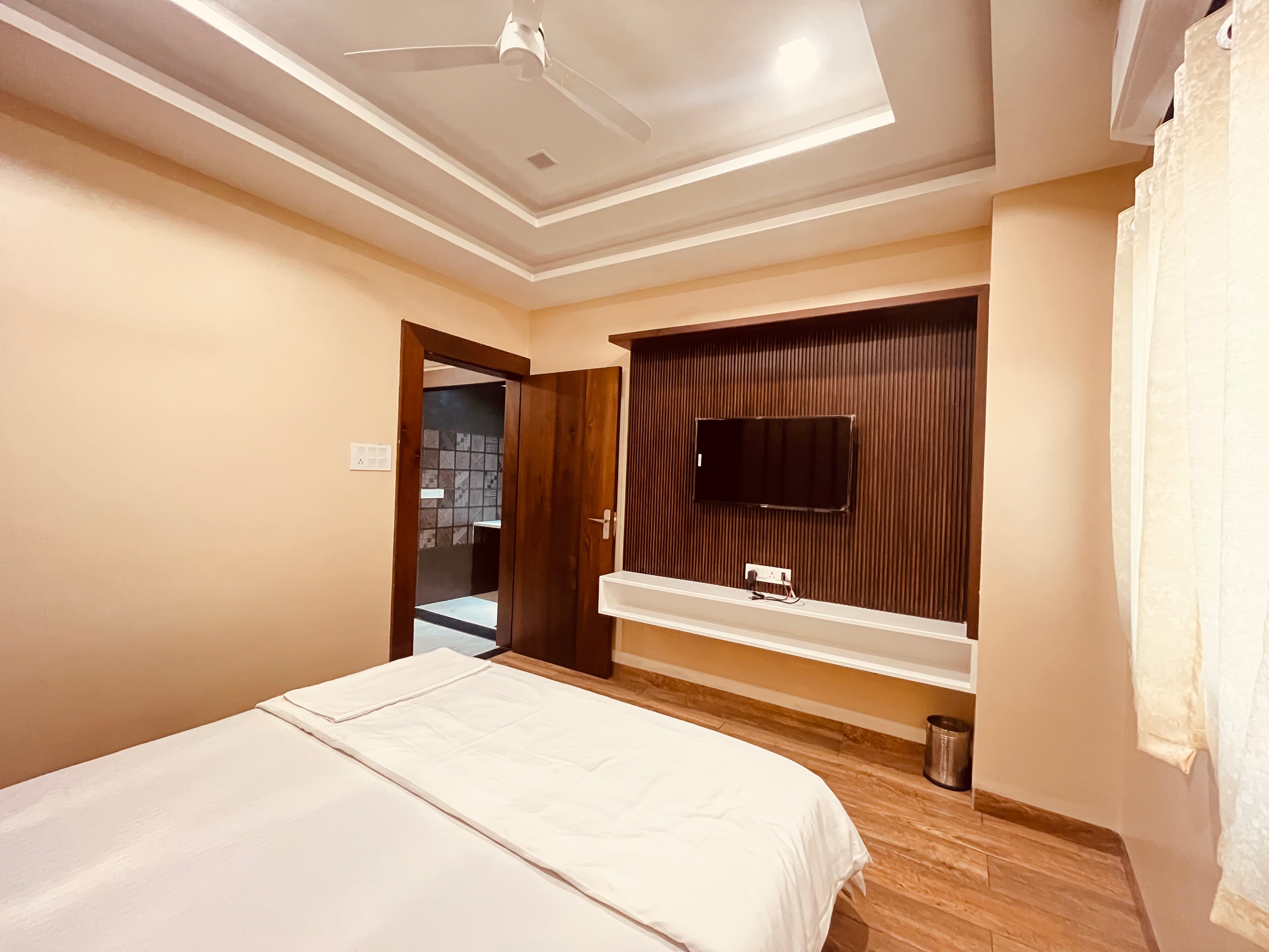 Hotel Luxury Inn - Tap to explore photos