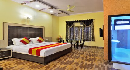 Roopa International Room Type - Deluxe Room