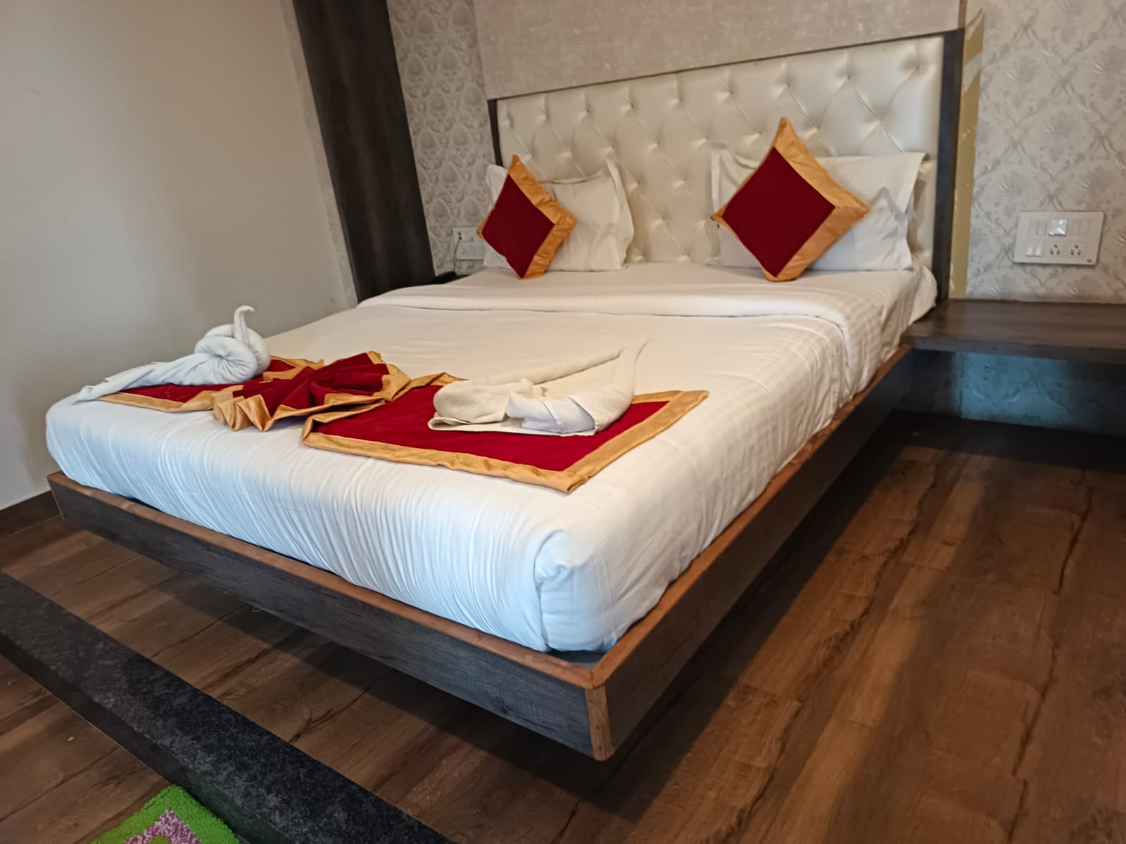 Hotel Royal Villa International - Tap to explore photos
