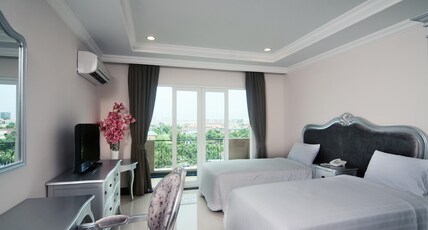 LK Grand Living Room Type - Studio Twin Beds