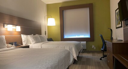Holiday Inn Express Hotel & Suites Beaumont - Oak Valley Room Type - 2 Queen Standard Mobility Accessible Tub
