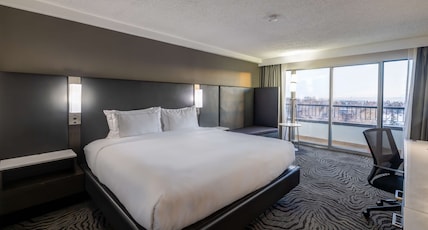 DoubleTree by Hilton Calgary North Room Type - 1 KING BED