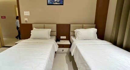 Hotel Paris Garden Room Type - Deluxe Twin Bed Room with city view