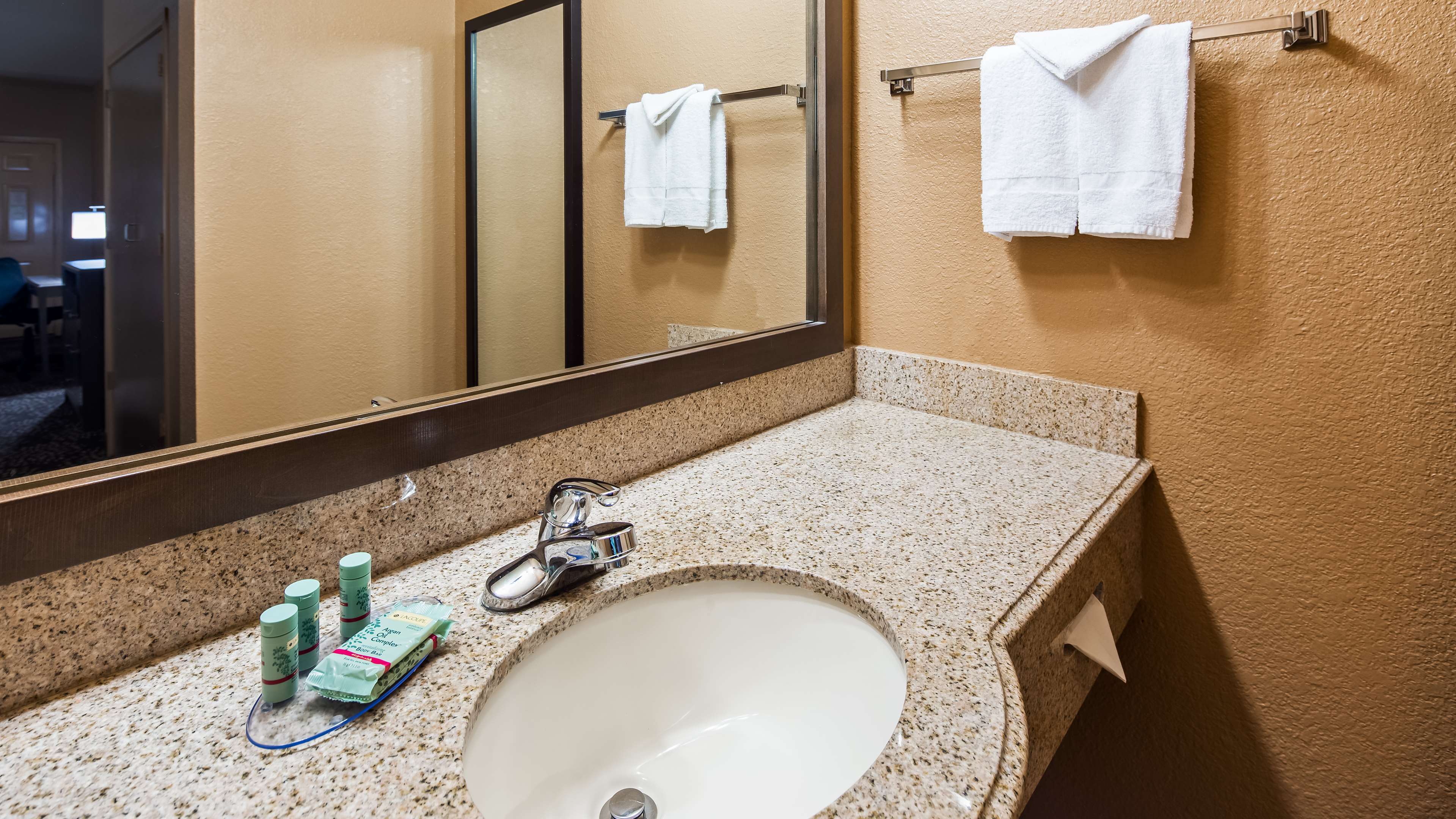 Best Western Executive Inn El Campo - Tap to explore photos