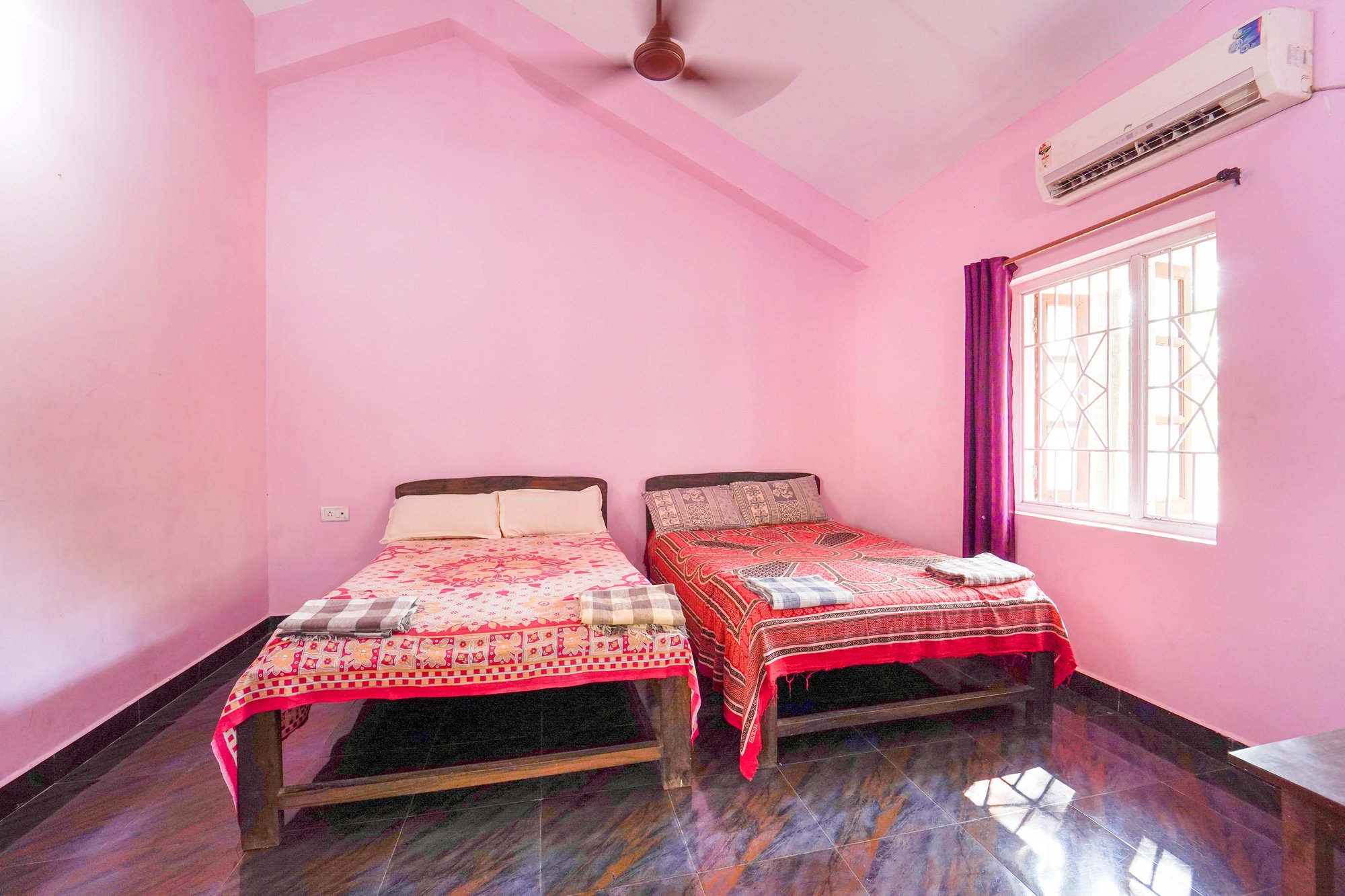 Rooms In Field View Residency - Tap to explore photos