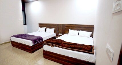 Hotel mahakal Kanak Room Type - AC 2 DOUBLE BED FAMILY ROOM