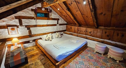 Parvati's Lap Hostel & Camps Room Type - Attic Balcony Duplex Mountain Suite