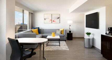 Hilton Washington DC National Mall Room Type - 1KING 1 BEDROOM CORNER STE