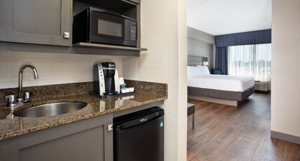 Holiday Inn Express & Suites Kingston Central Room Type - 1 King Suite Extra Floor Space Sofa Bed