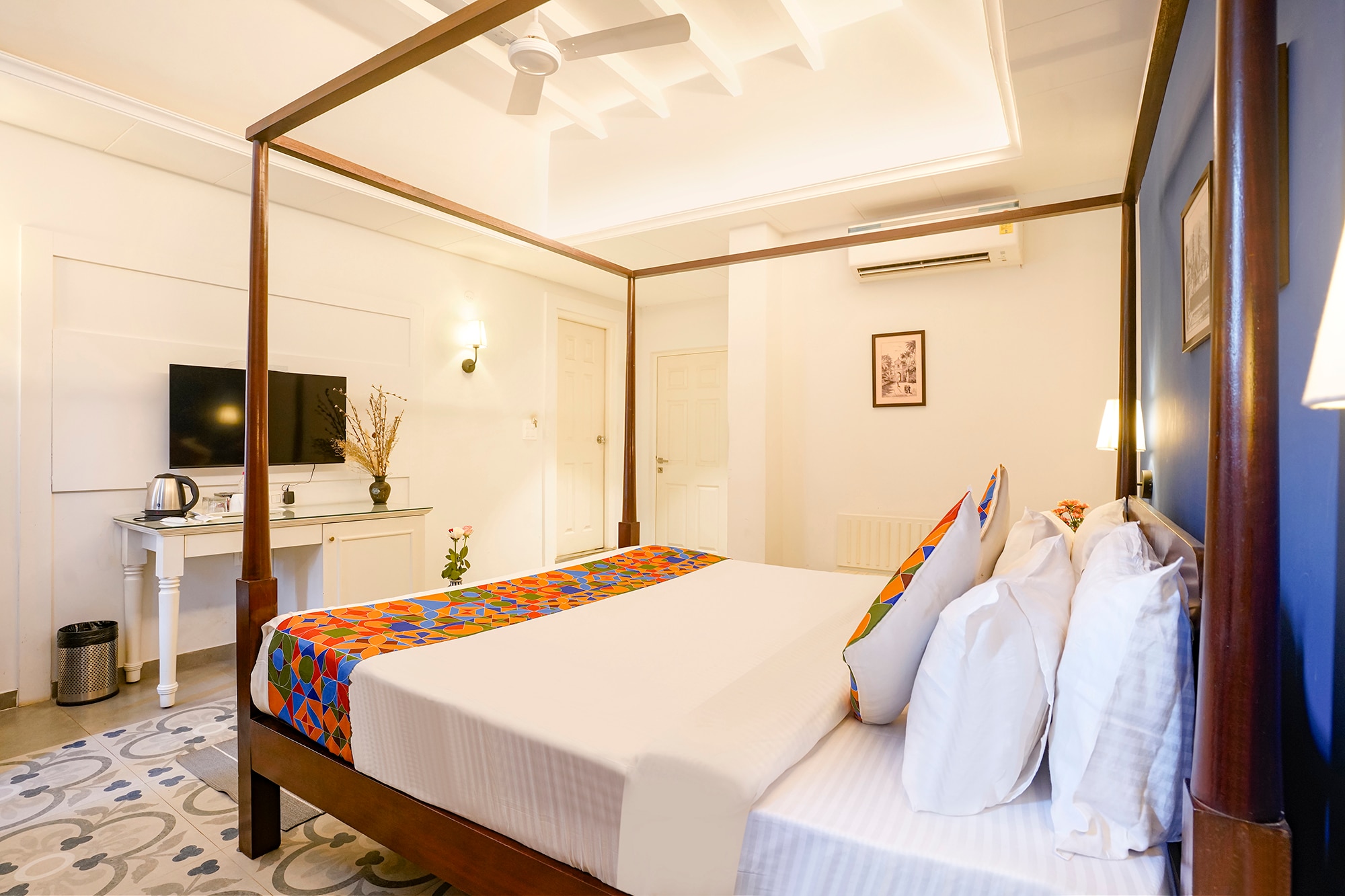FabHotel Casa Bharat - Nr. Deltin Royale - Tap to explore photos