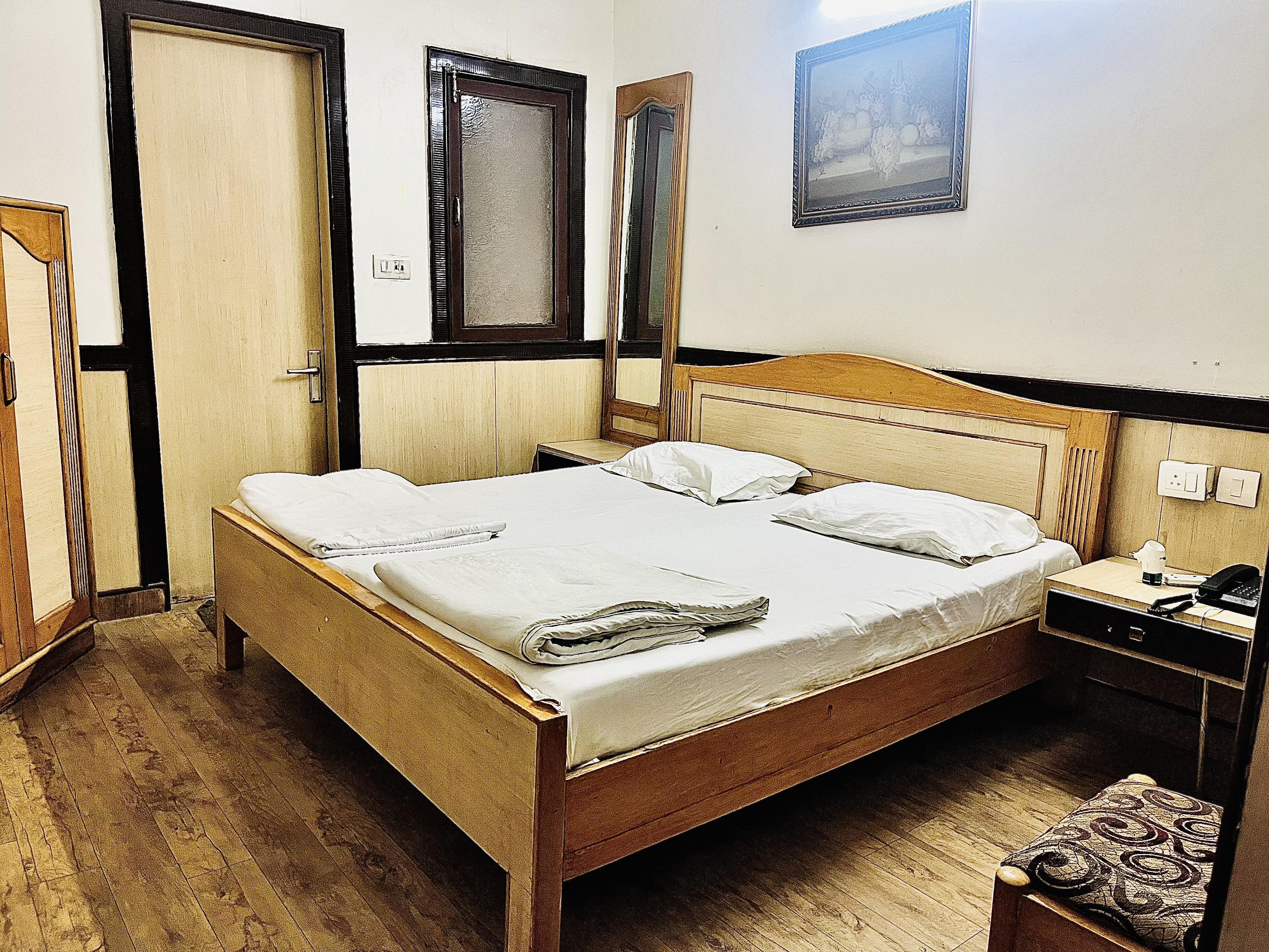 Hotel Seven Seas Near Fortis Shalimar Bagh - Tap to explore photos