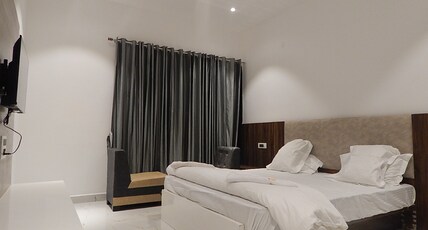 Gayatri Inn Room Type - Delux Double Room