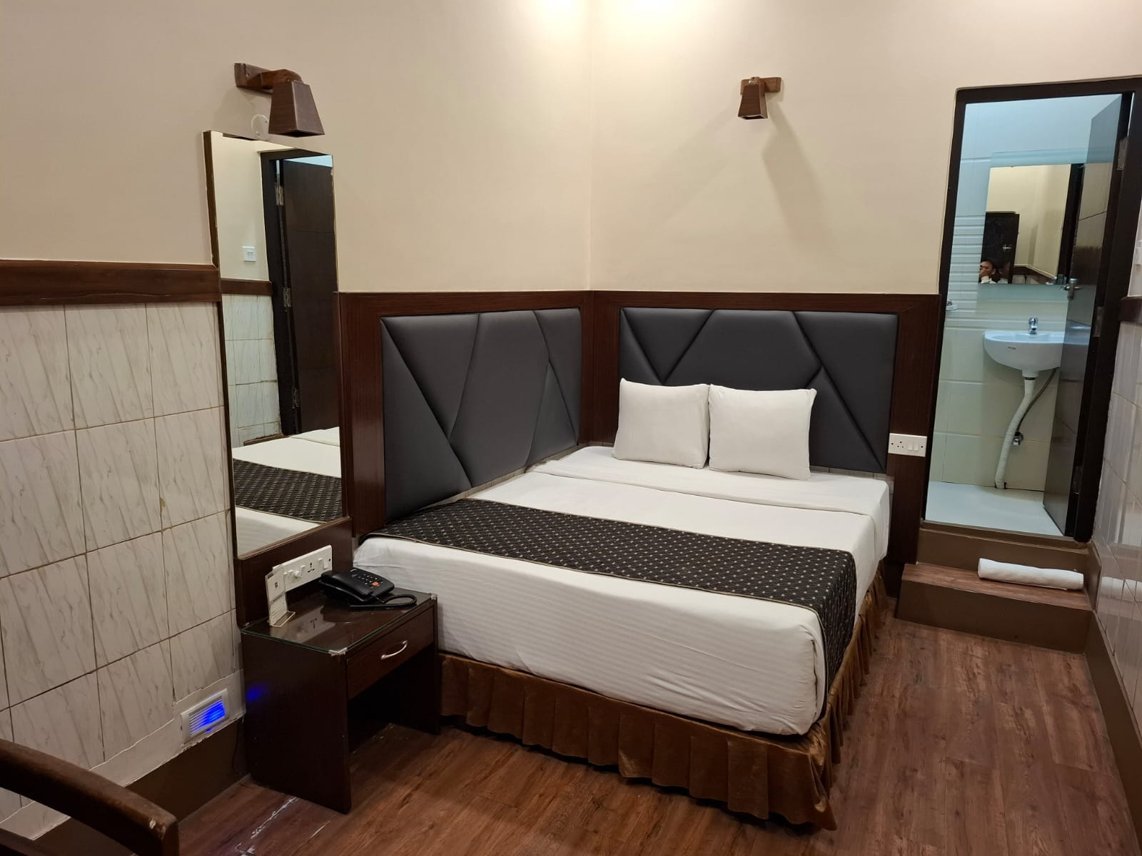Hotel Raunak - Tap to explore photos