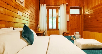 The Cozy Monks- Tirthan Valley Room Type - Wooden Deluxe Room