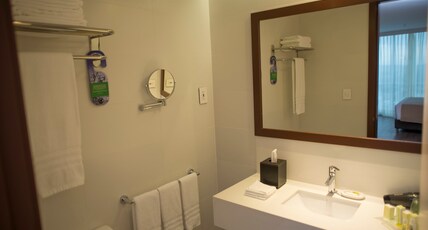 Holiday Inn CUCUTA Room Type - 1 King Standard High Floor