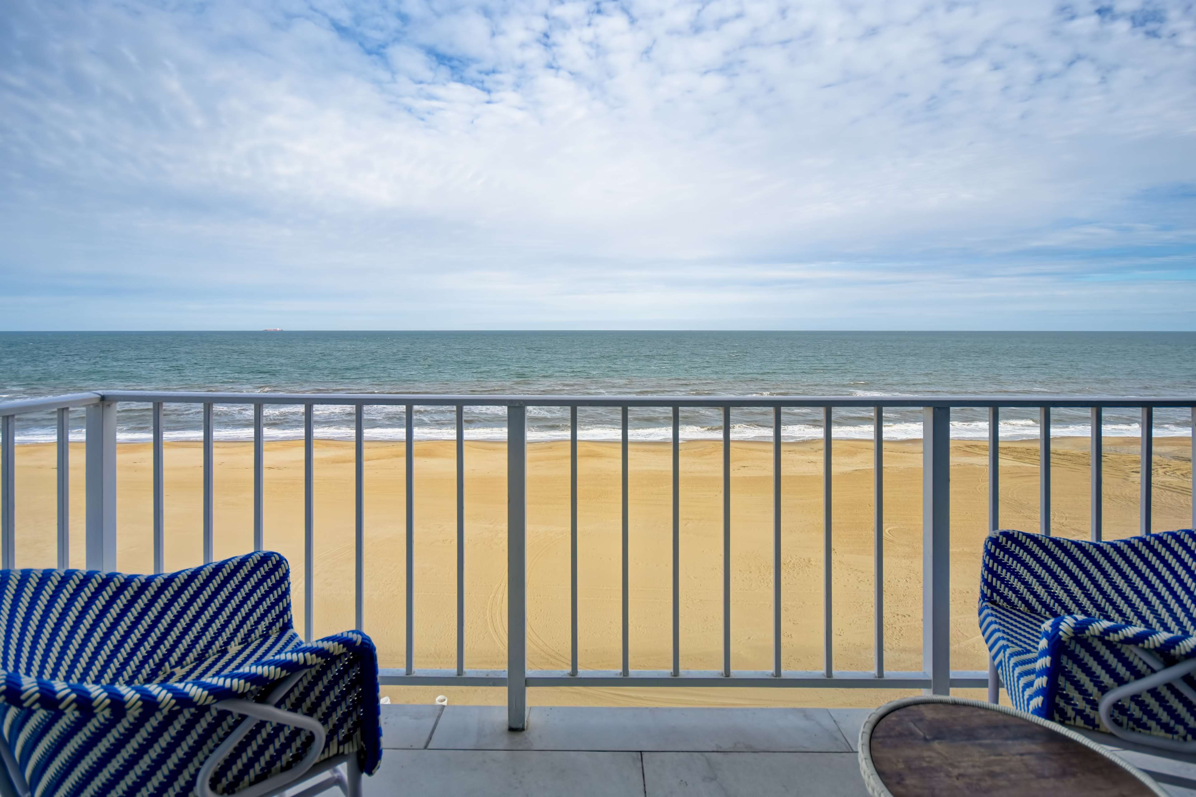 DoubleTree by Hilton Virginia Beach Oceanfront South - Tap to explore photos
