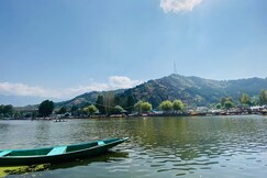 Hotel Island Srinagar