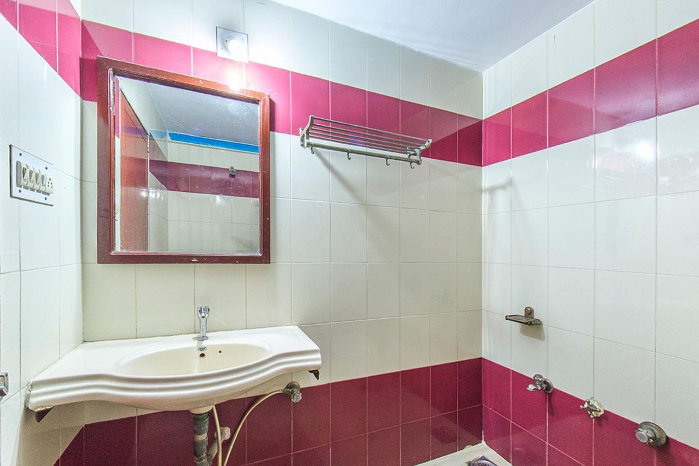 Hotel Rahi Inn - Tap to explore photos