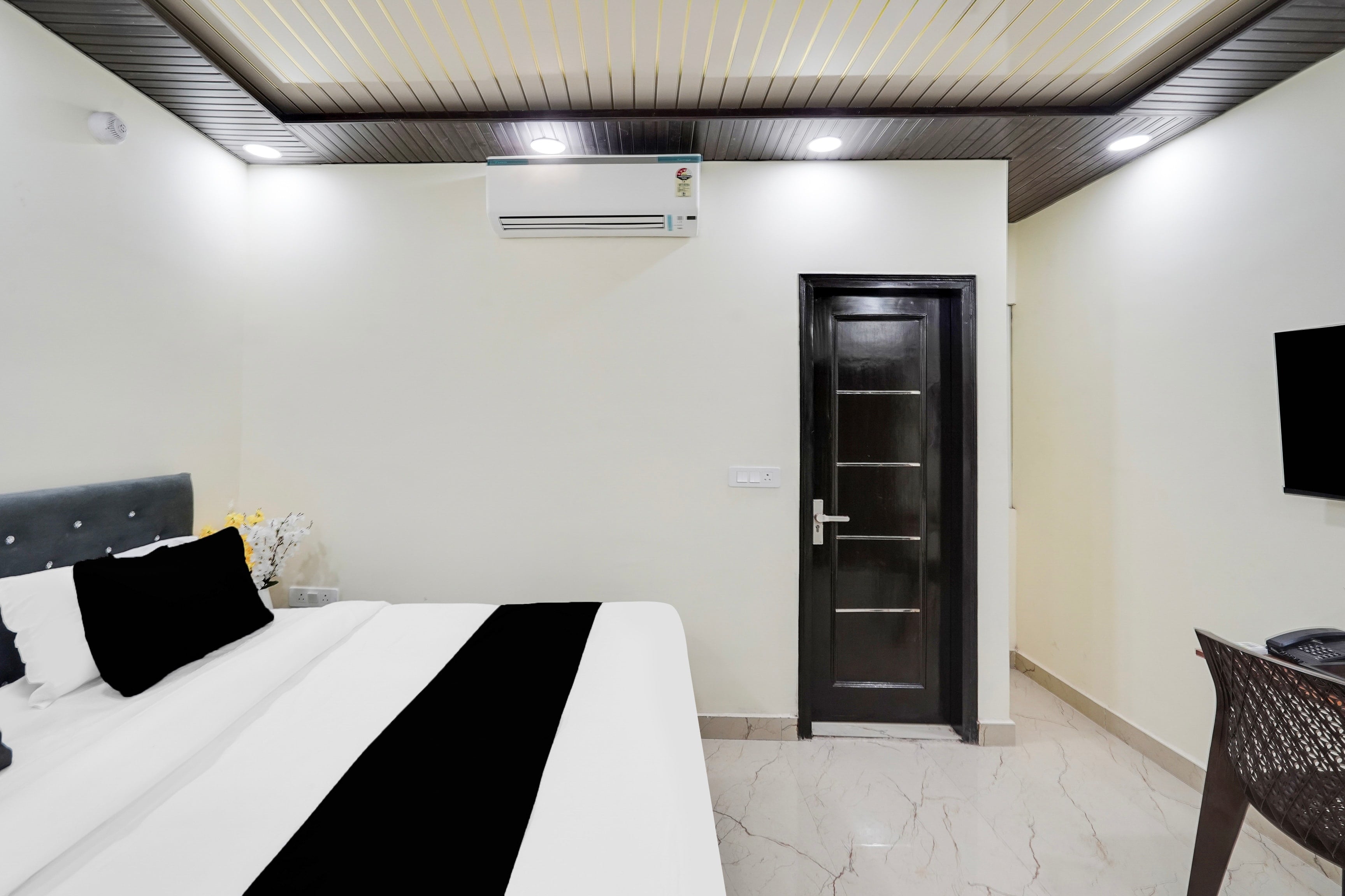Super Collection O Nirman Vihar - Tap to explore photos