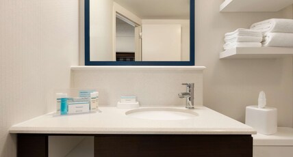 Hampton Inn Appleton-Fox River Mall Area Room Type - KING STANDARD