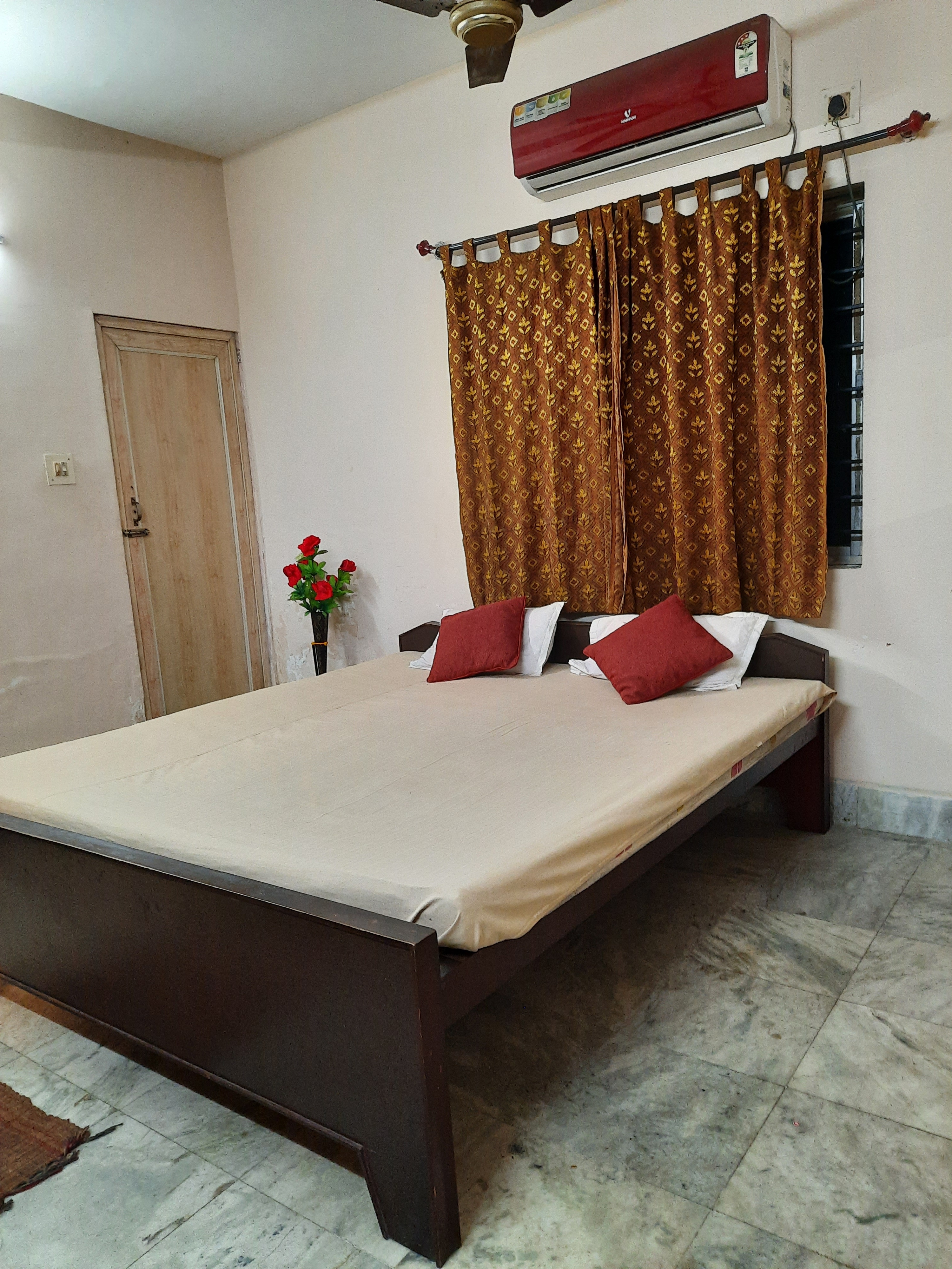 Hotel Diwan International - Tap to explore photos