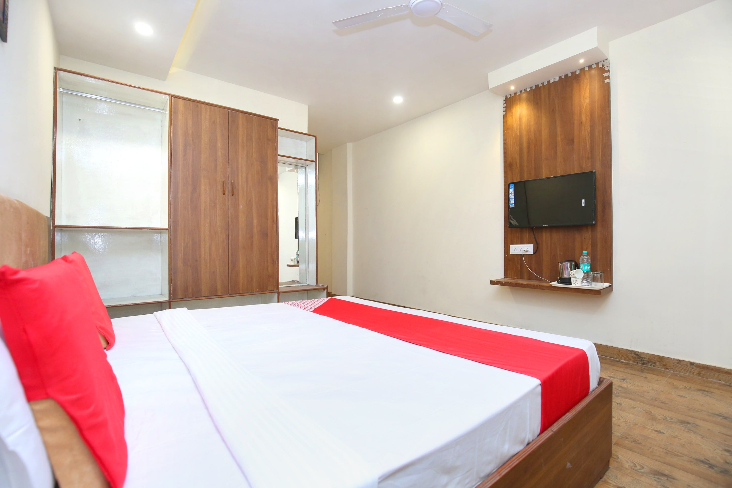 Hotel O Amaze Inn Indo Pak Bus Stand - Tap to explore photos