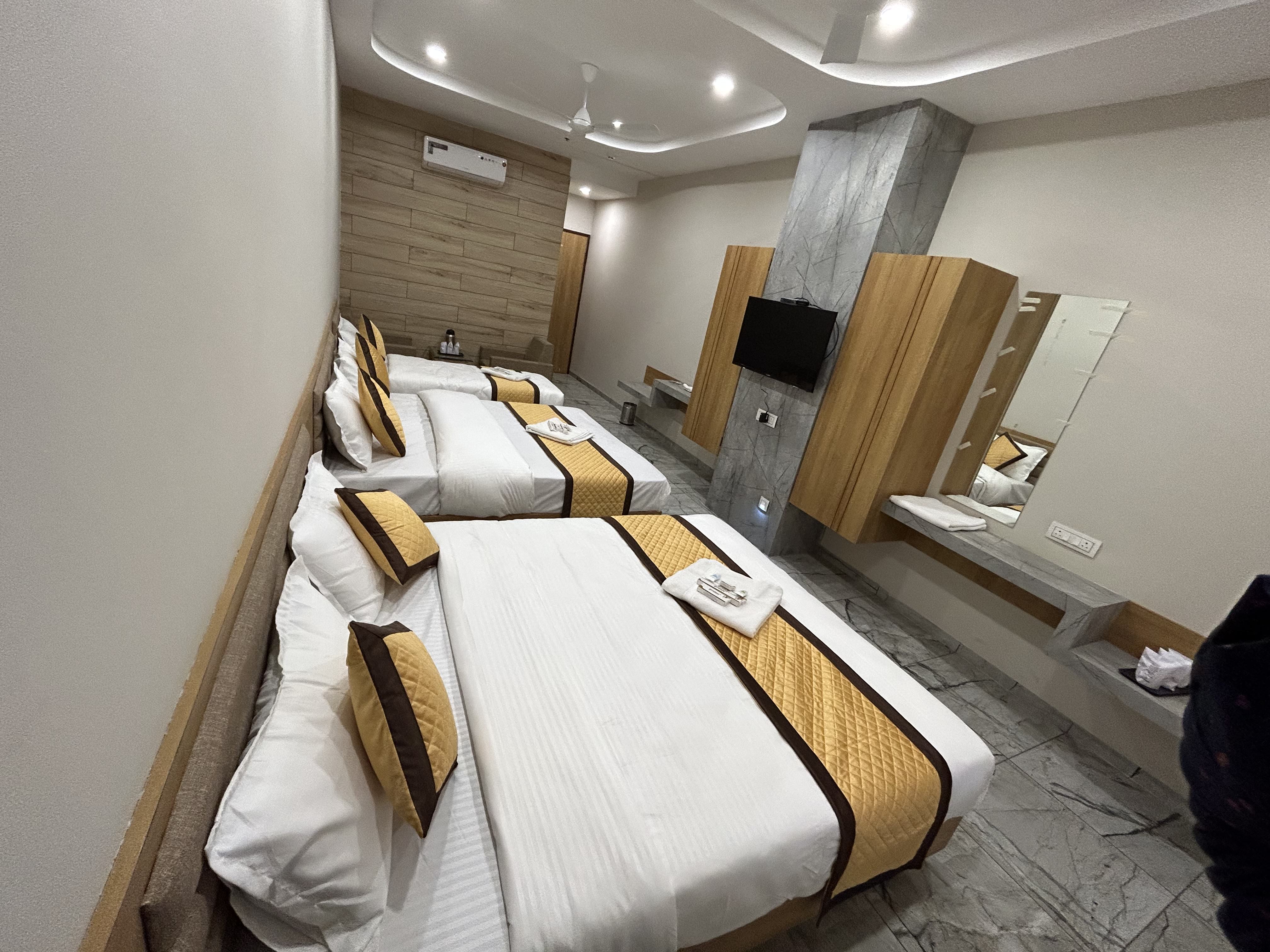 Hotel asopalav - Tap to explore photos