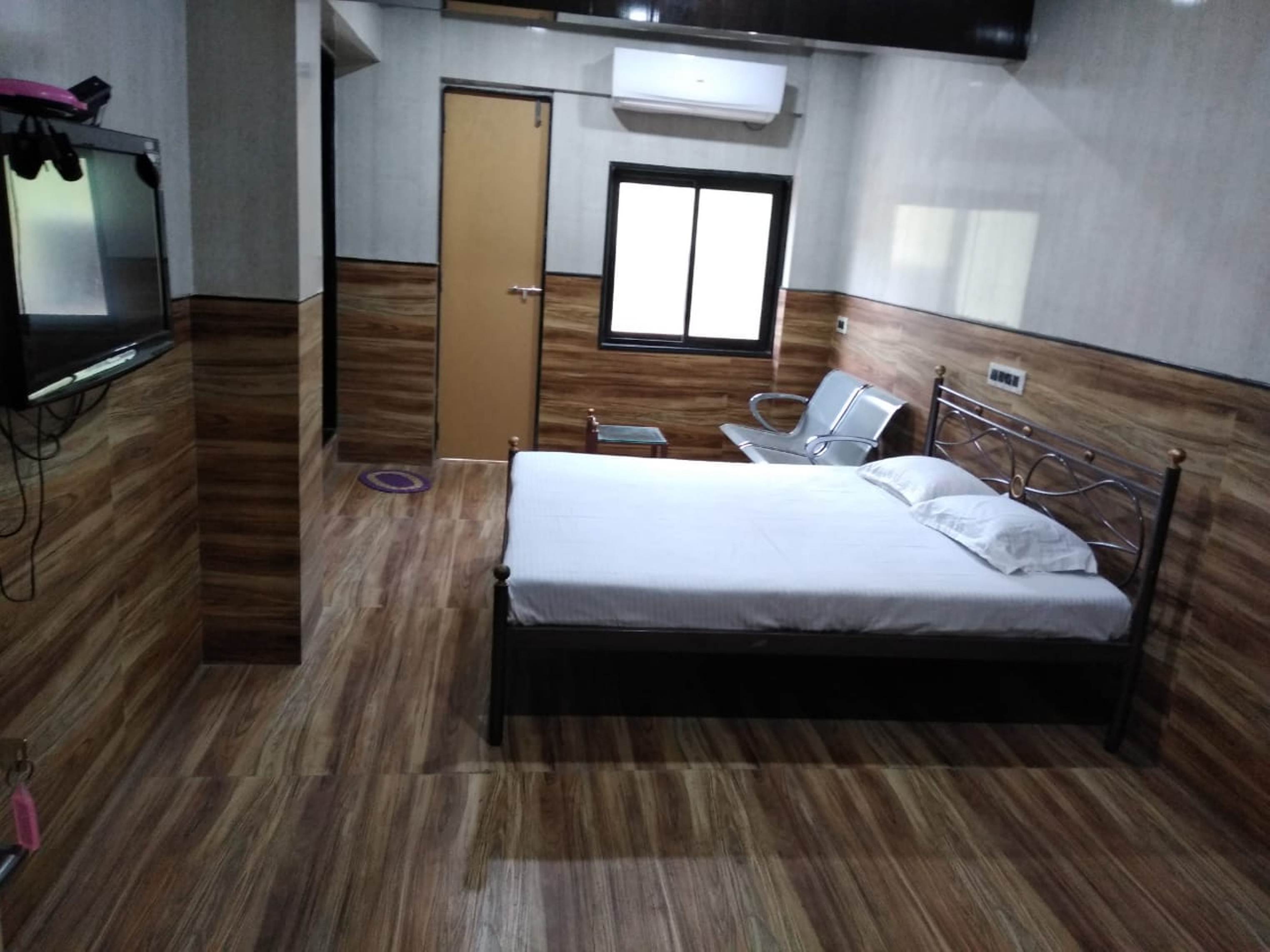 Hotel Aaram - Tap to explore photos