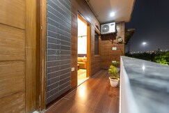 Mad Monkey I Chelsea - Entire 2BHK Apartments at Sector 63A