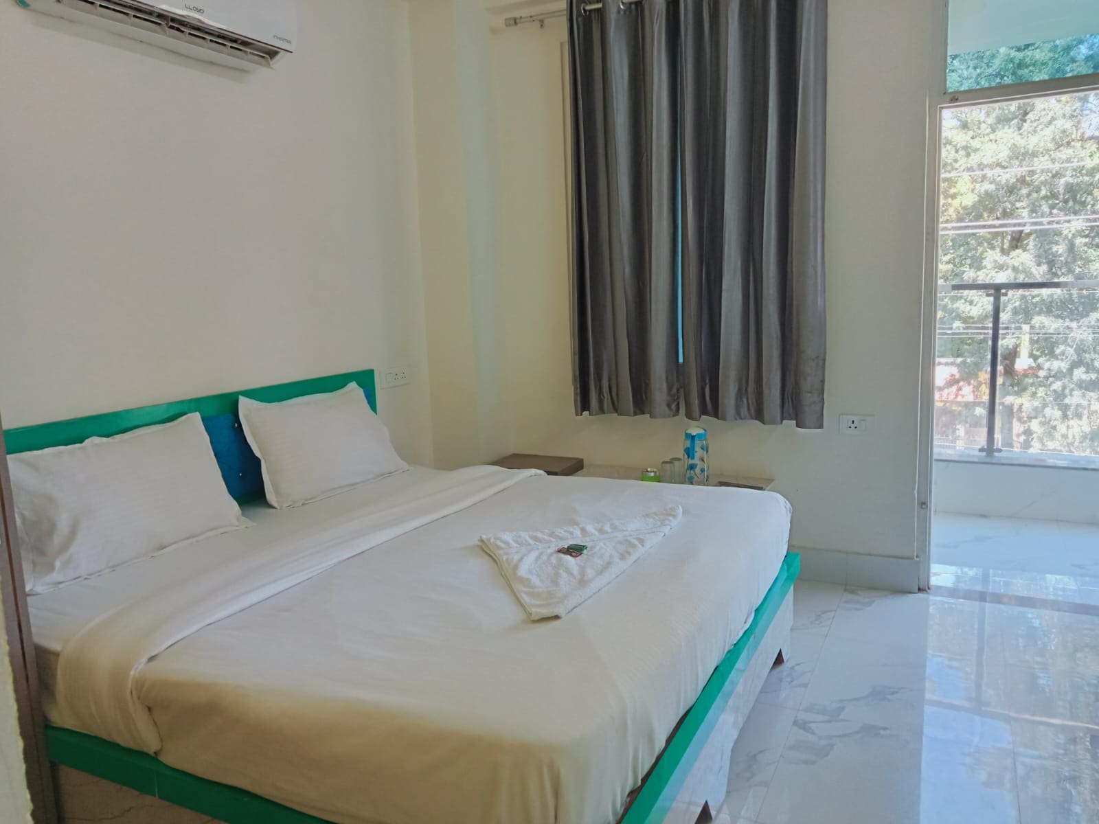 Hotel Bindra Palace - Tap to explore photos