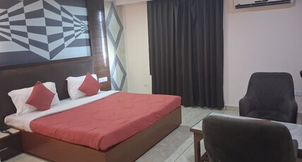 Hotel Dolphin Room Type - Super Deluxe with Work Desk