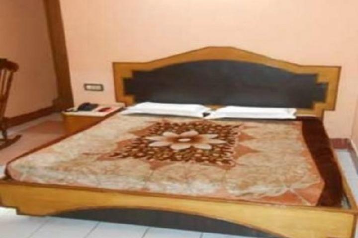 Hotel The Plaza - Tap to explore photos